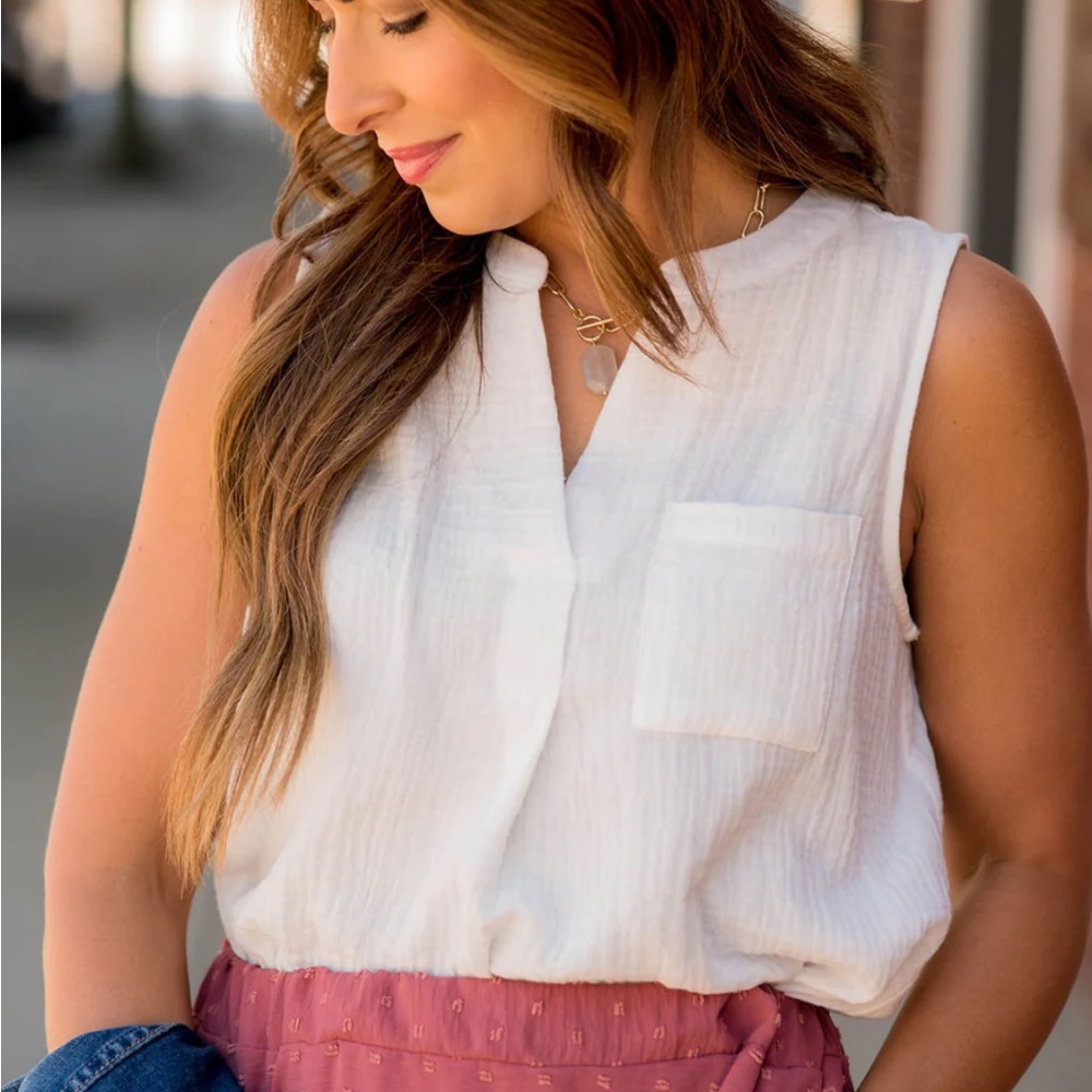 *NEW* Betsey’s Boutique Shop White Gauze Texture Tank